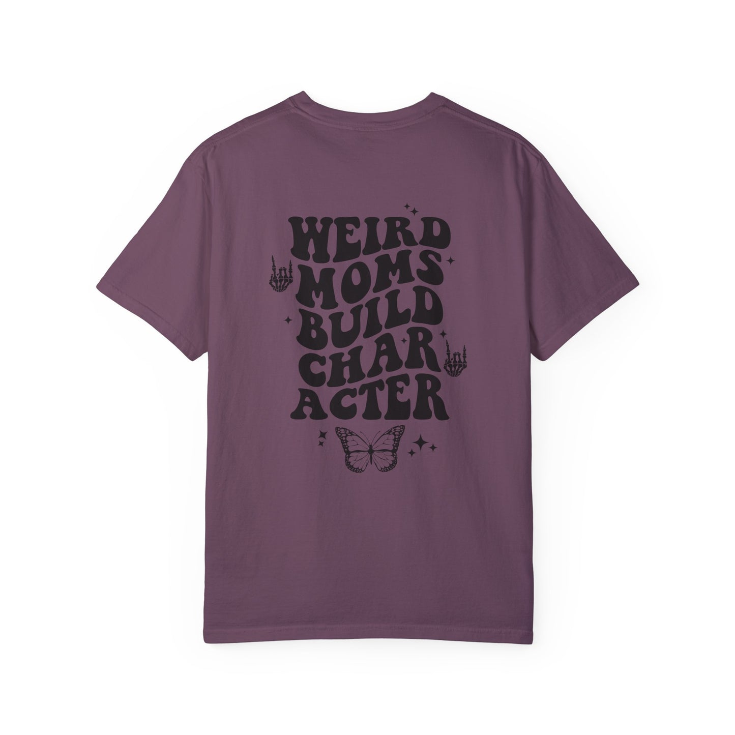 Camiseta unisex teñida en prenda "Weird Moms Build Character"
