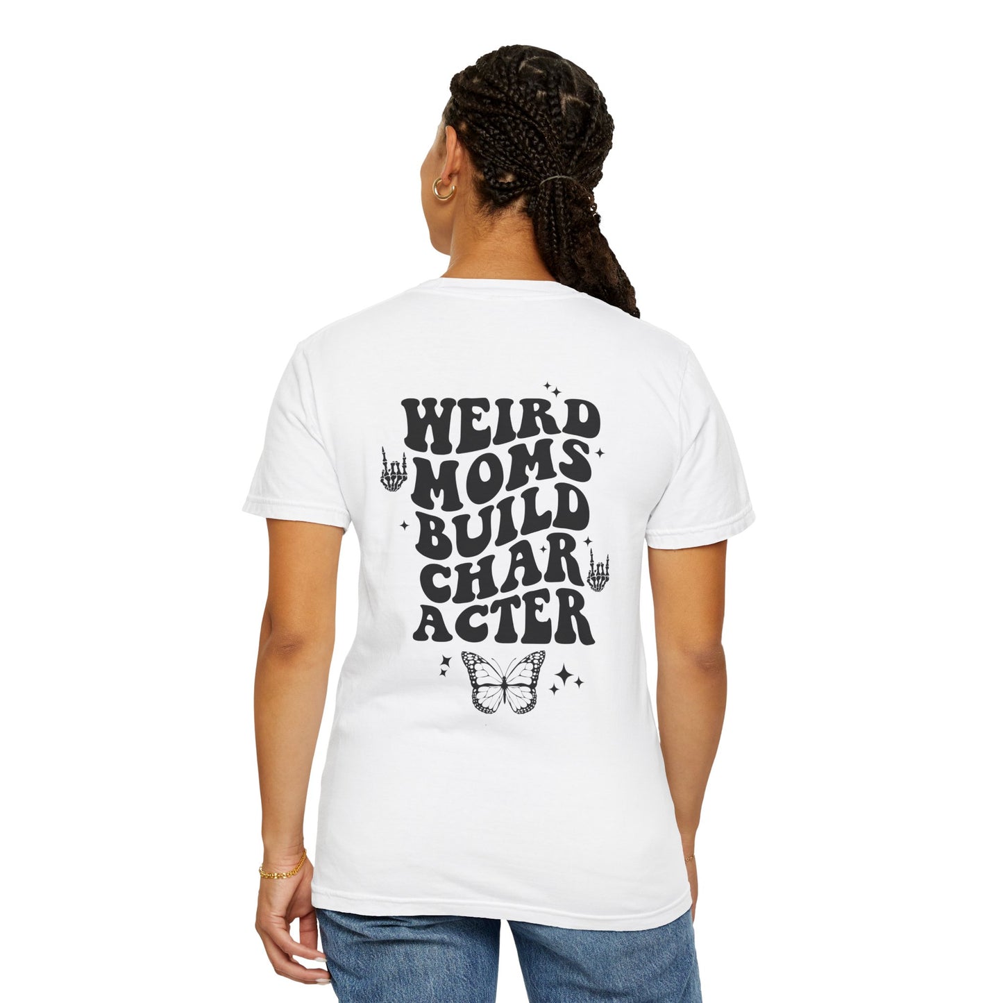Camiseta unisex teñida en prenda "Weird Moms Build Character"