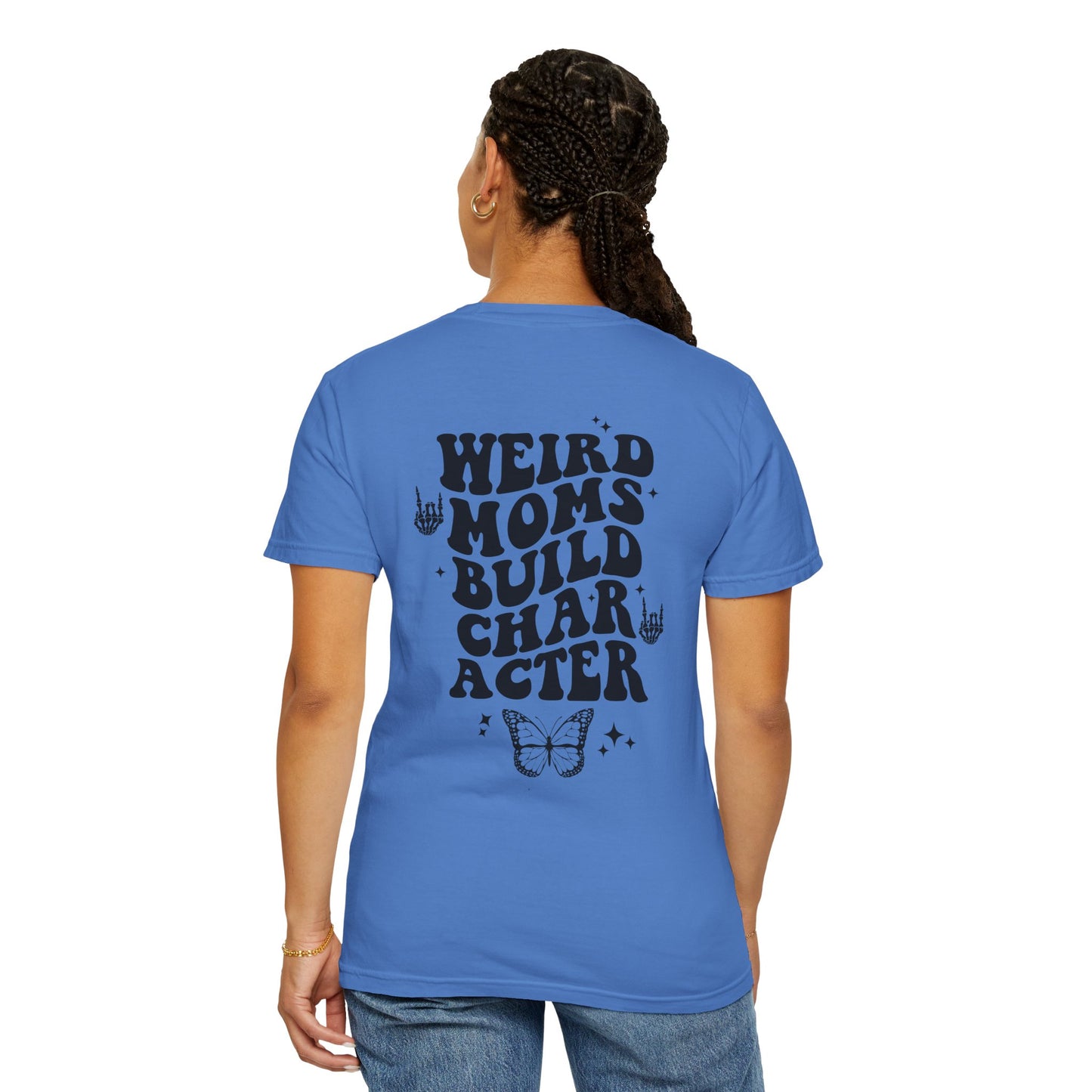 Camiseta unisex teñida en prenda "Weird Moms Build Character"