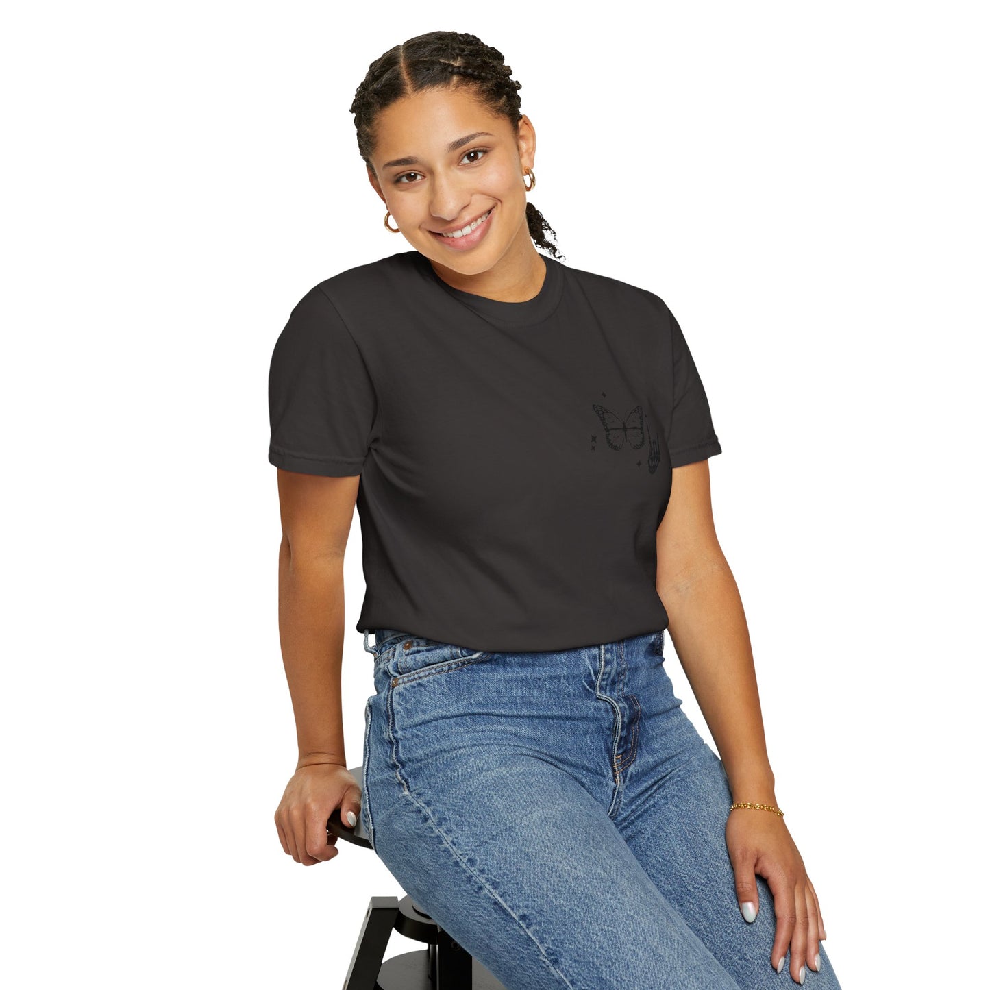Camiseta unisex teñida en prenda "Weird Moms Build Character"