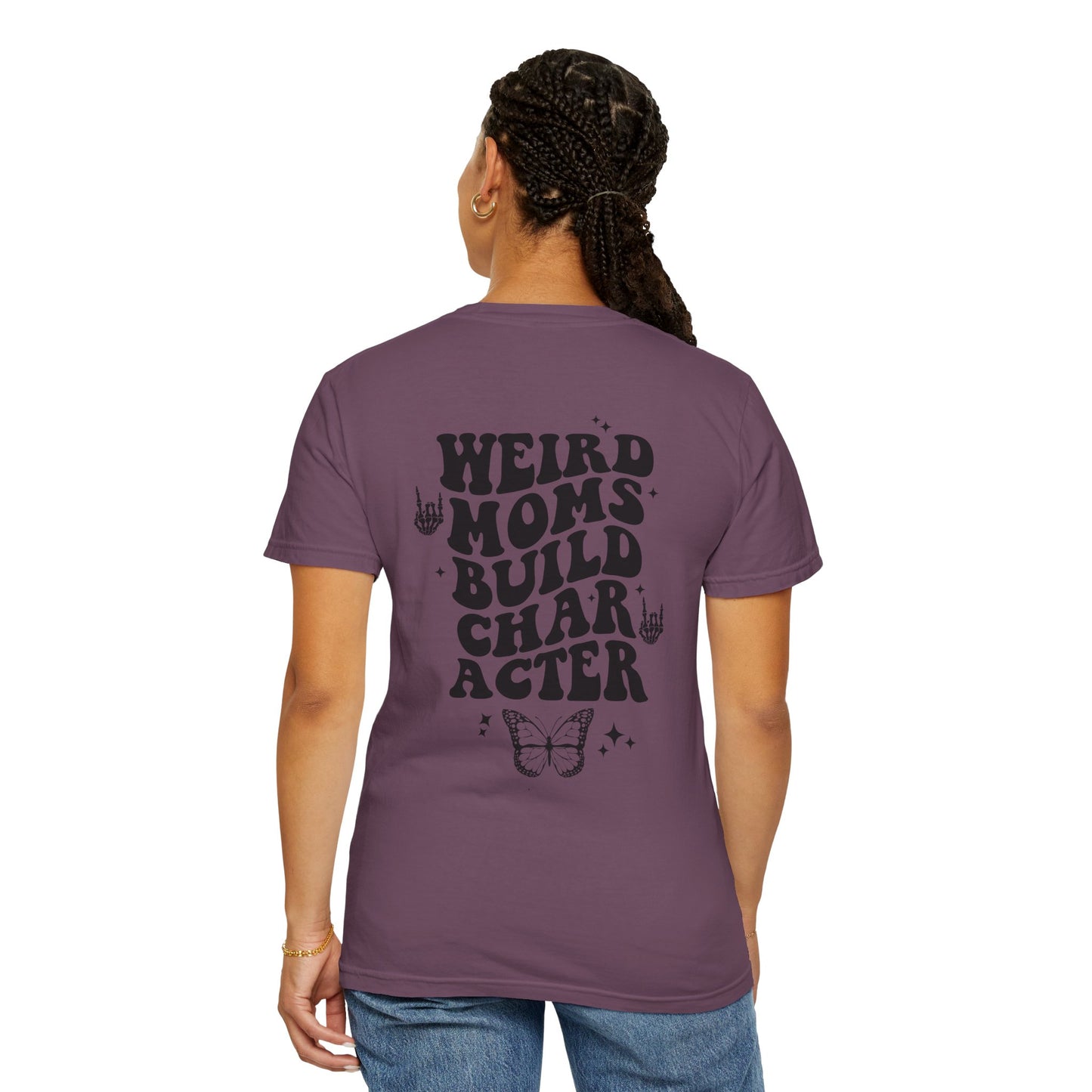 Camiseta unisex teñida en prenda "Weird Moms Build Character"