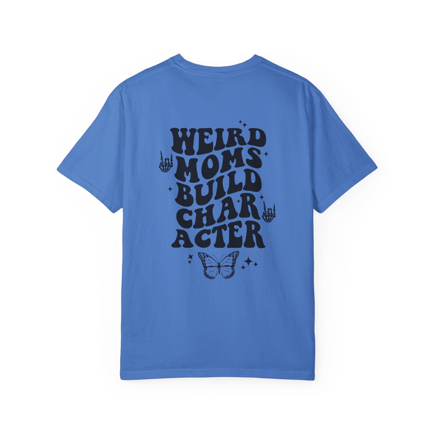 Camiseta unisex teñida en prenda "Weird Moms Build Character"