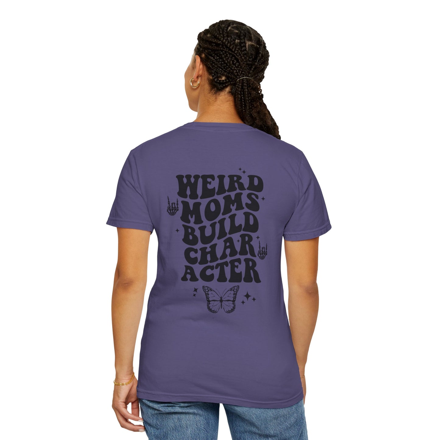 Camiseta unisex teñida en prenda "Weird Moms Build Character"
