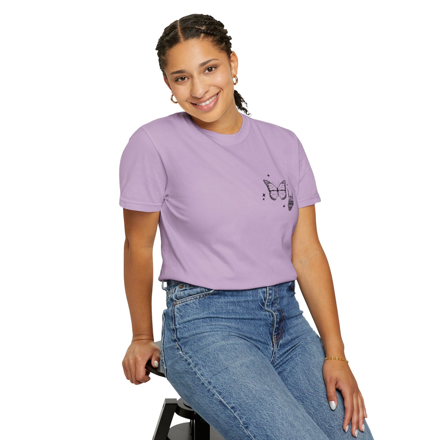 Camiseta unisex teñida en prenda "Weird Moms Build Character"