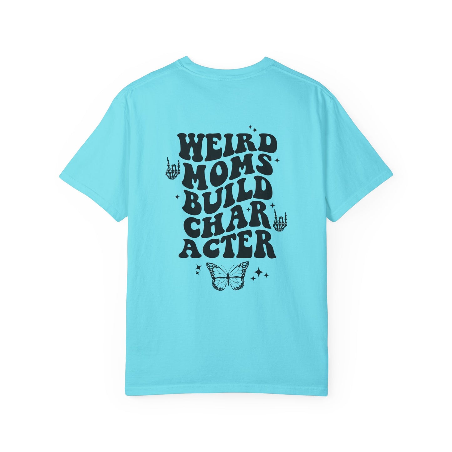 Camiseta unisex teñida en prenda "Weird Moms Build Character"