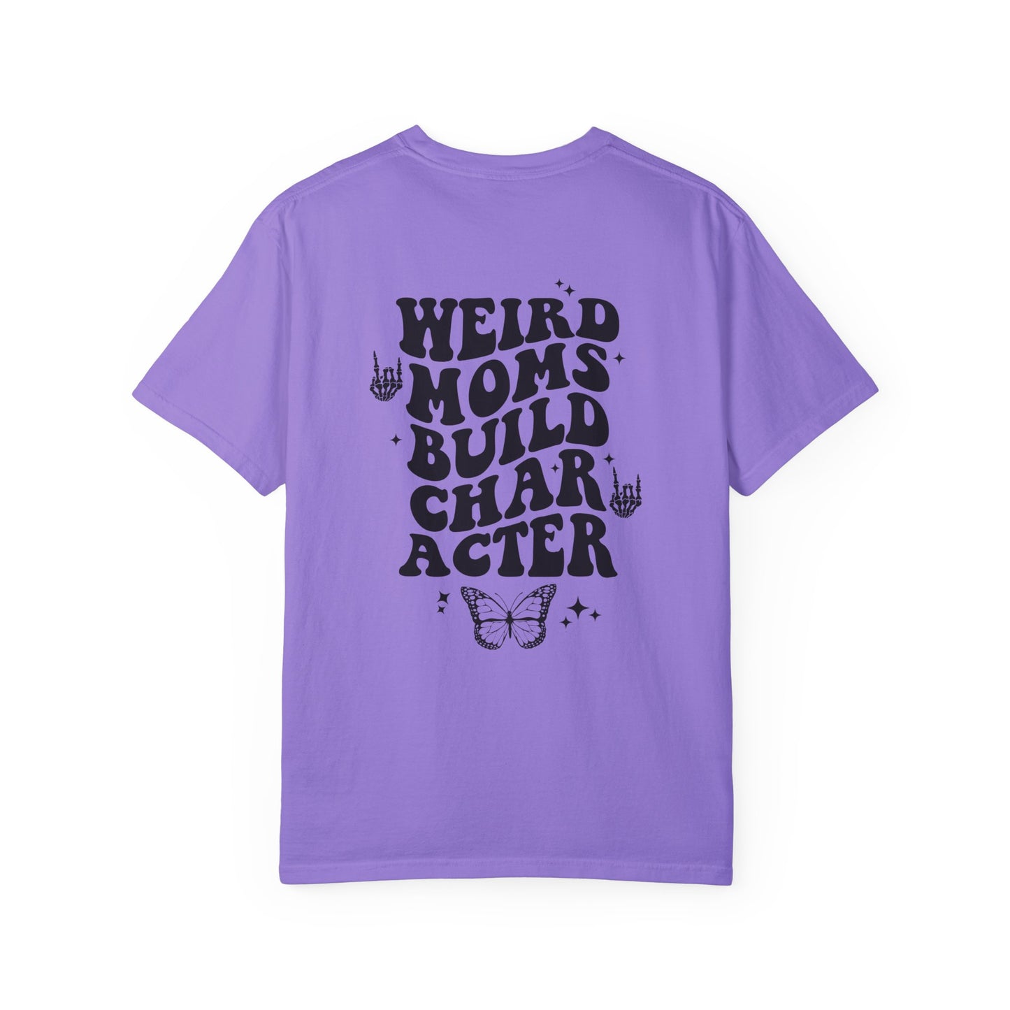 Camiseta unisex teñida en prenda "Weird Moms Build Character"