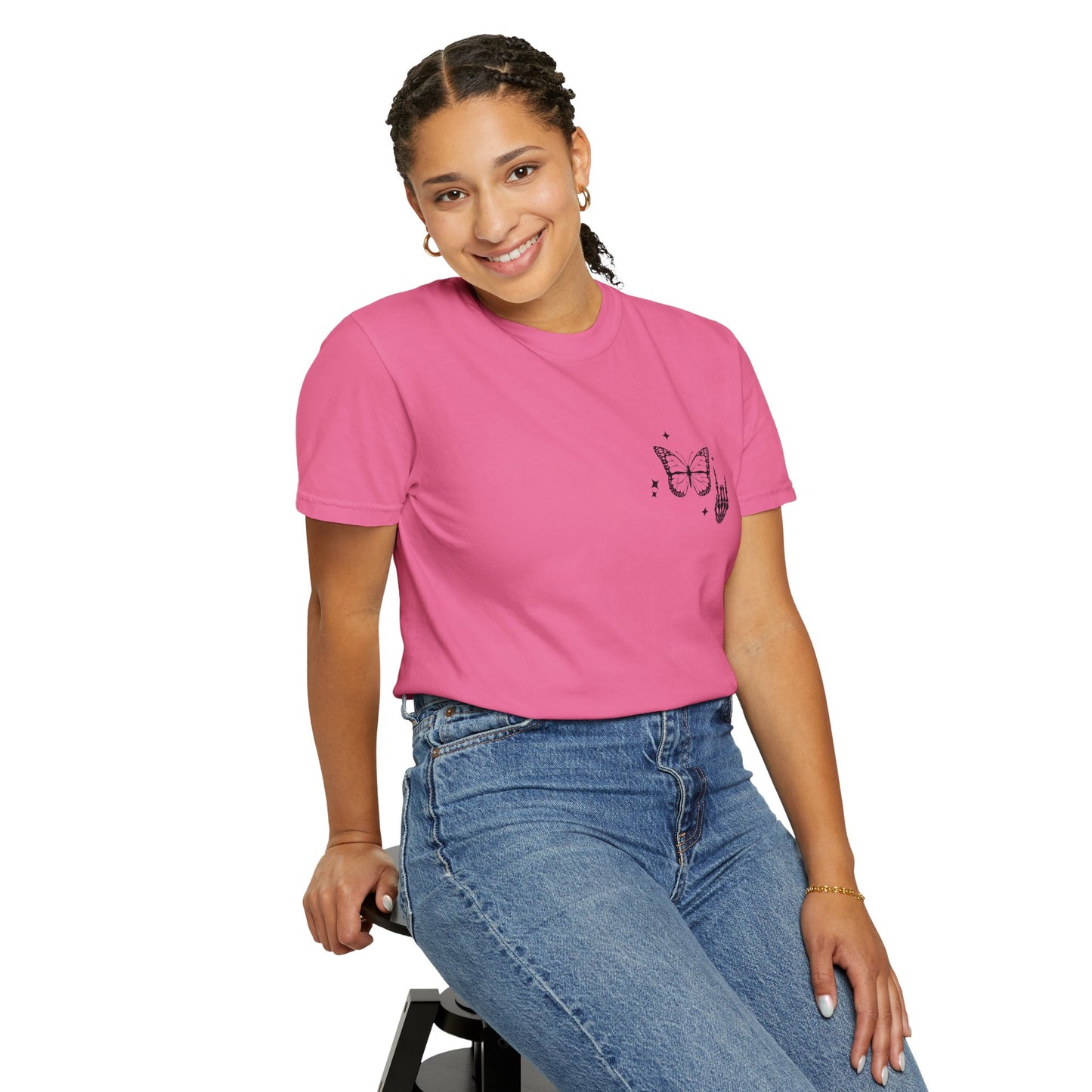 Camiseta unisex teñida en prenda "Weird Moms Build Character"