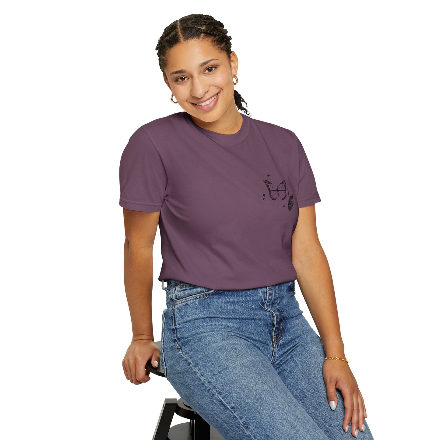 Camiseta unisex teñida en prenda "Weird Moms Build Character"