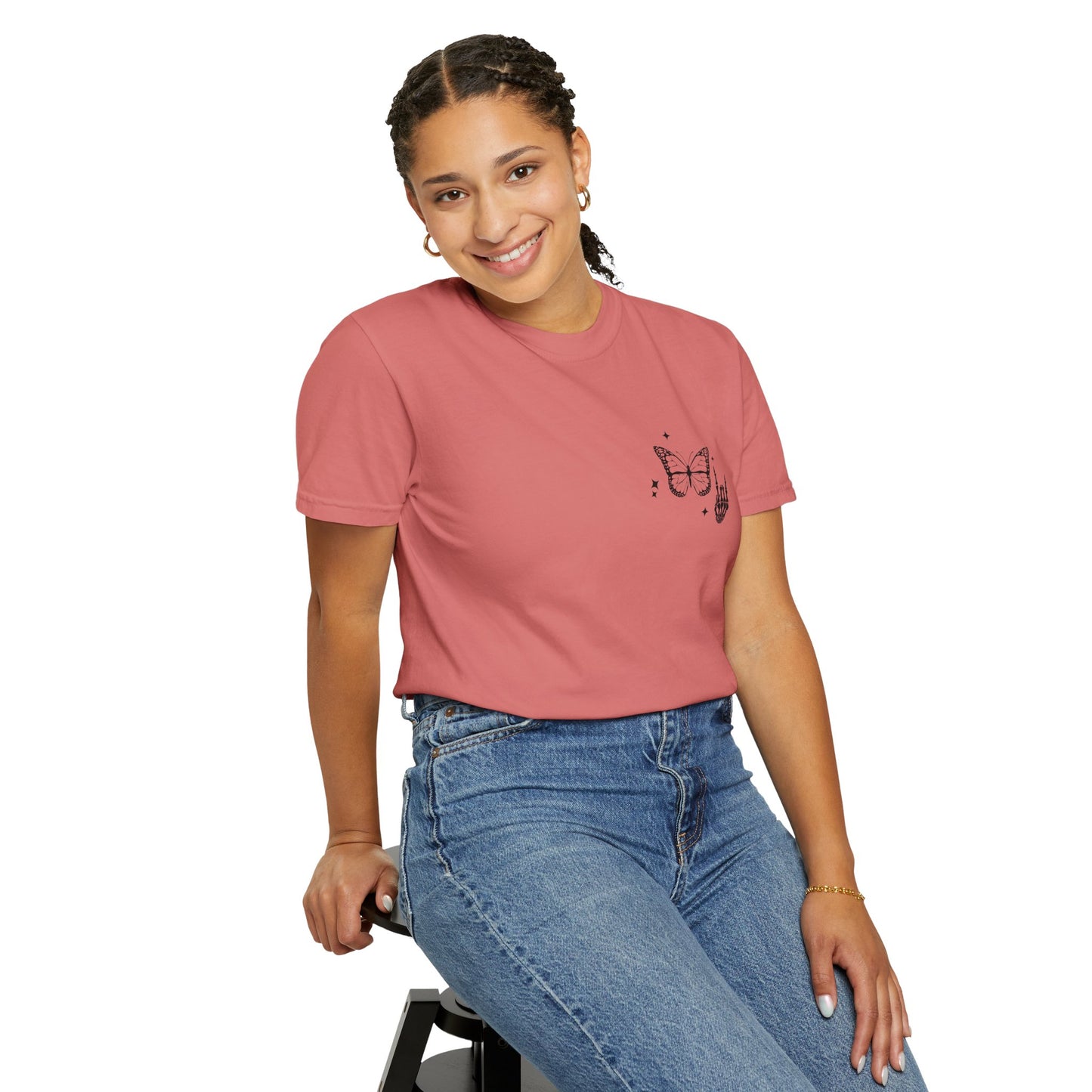 Camiseta unisex teñida en prenda "Weird Moms Build Character"