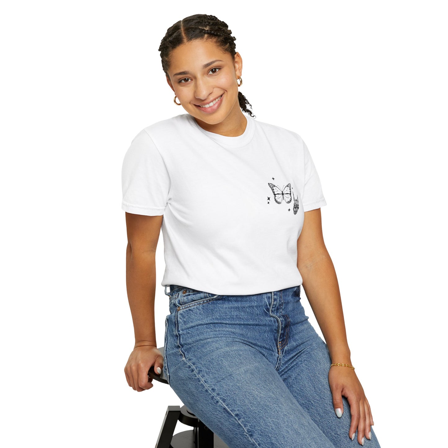 Camiseta unisex teñida en prenda "Weird Moms Build Character"