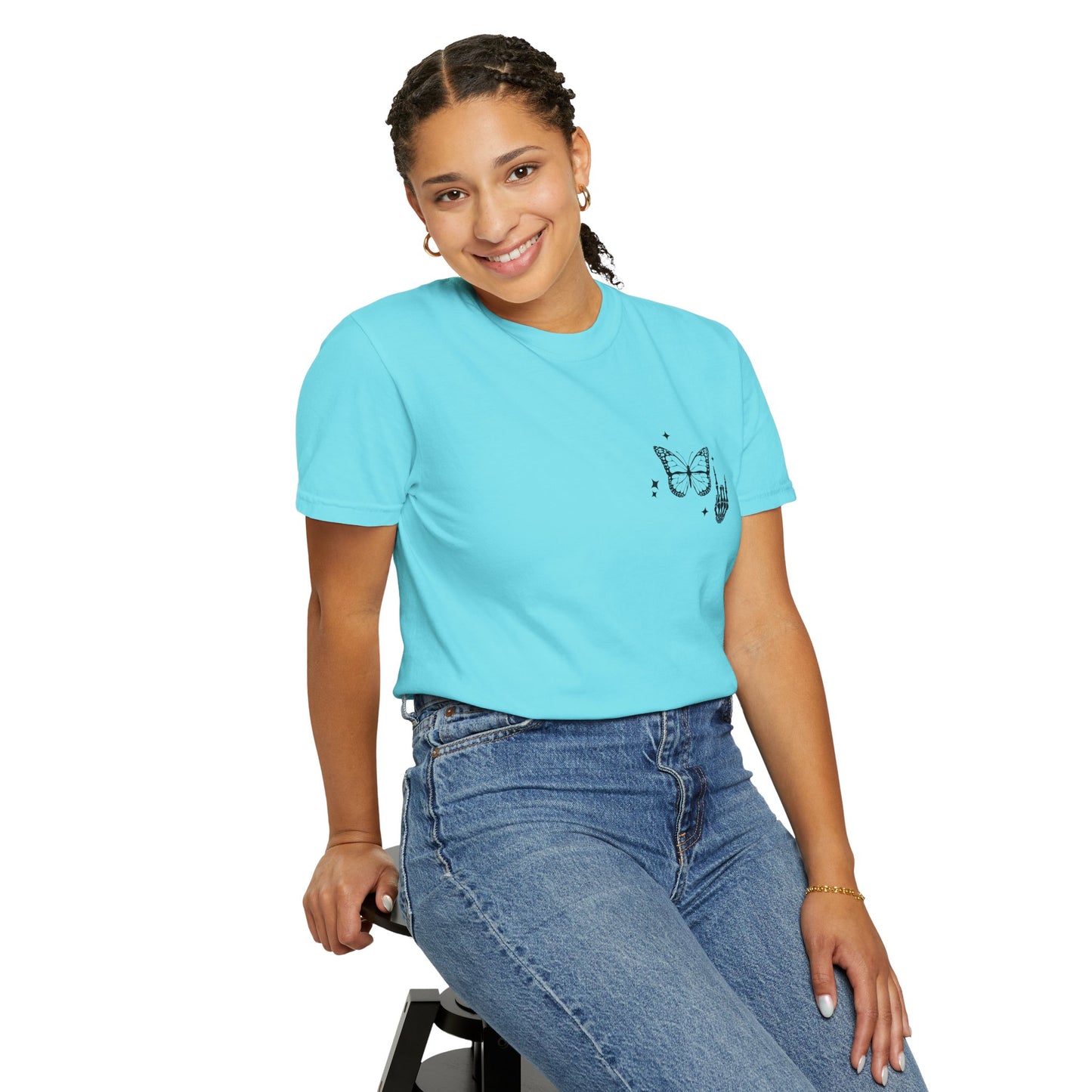 Camiseta unisex teñida en prenda "Weird Moms Build Character"