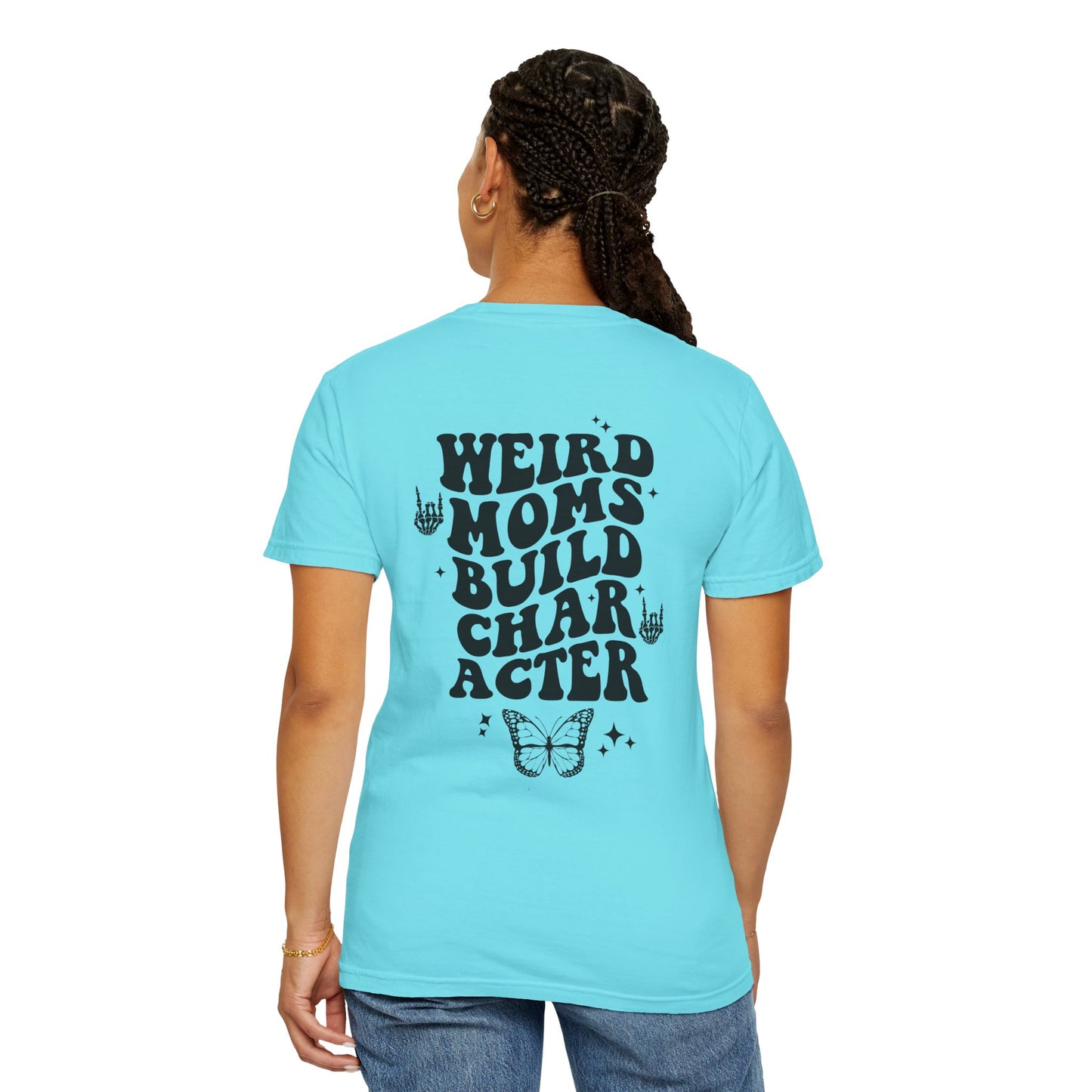 Camiseta unisex teñida en prenda "Weird Moms Build Character"
