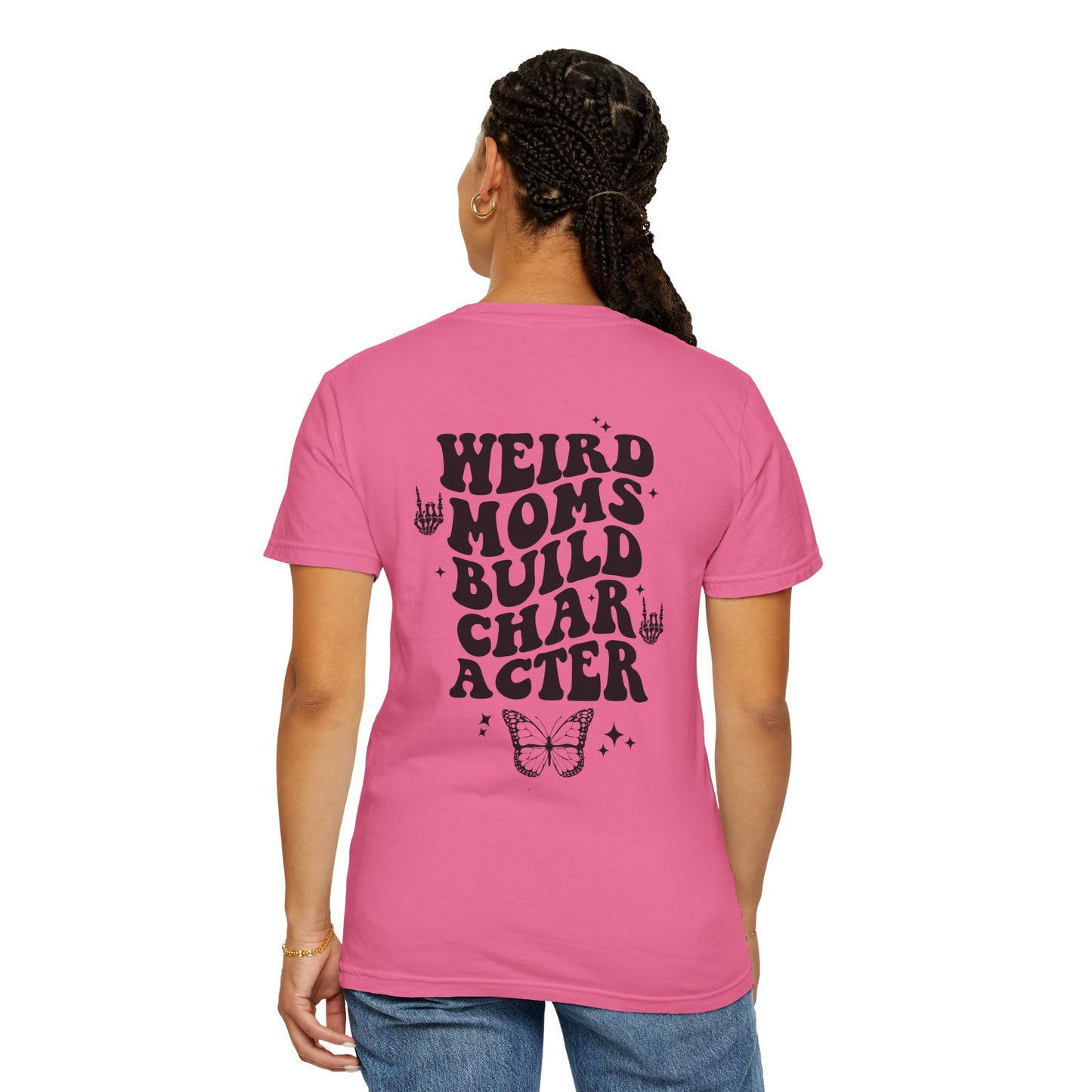 Camiseta unisex teñida en prenda "Weird Moms Build Character"