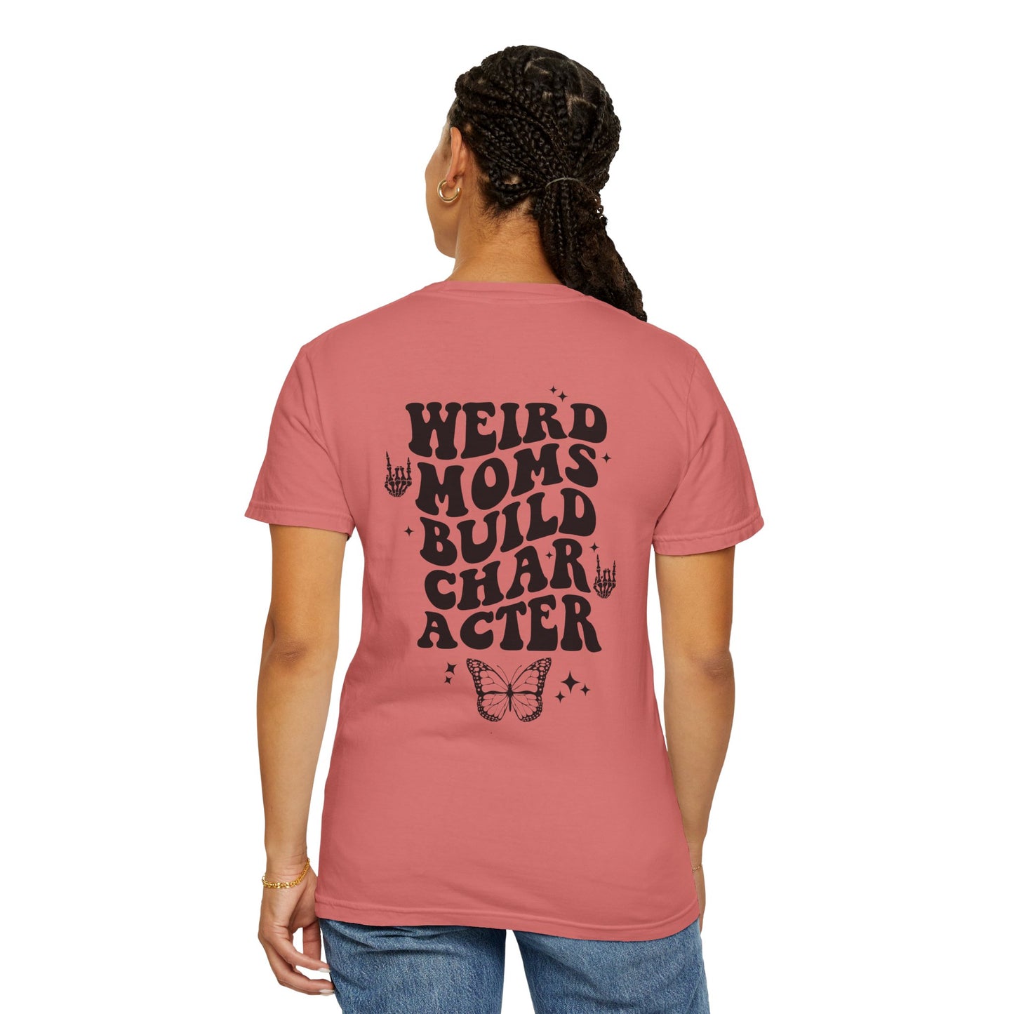 Camiseta unisex teñida en prenda "Weird Moms Build Character"