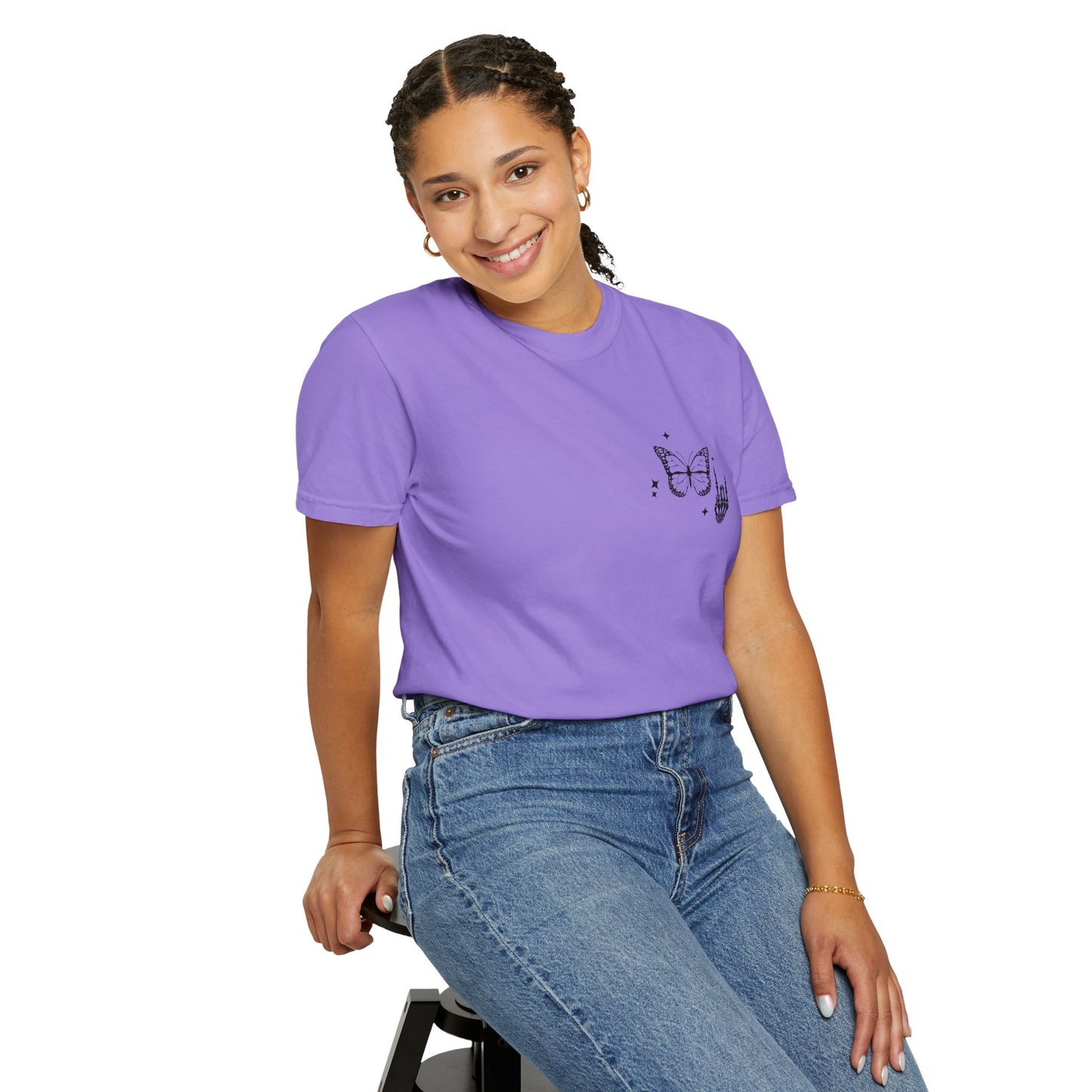 Camiseta unisex teñida en prenda "Weird Moms Build Character"