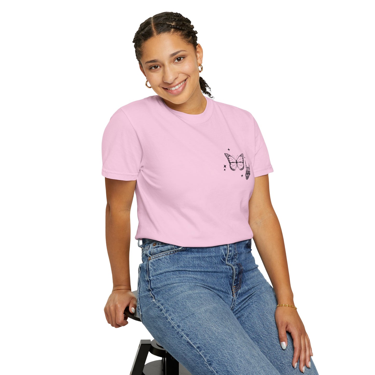 Camiseta unisex teñida en prenda "Weird Moms Build Character"
