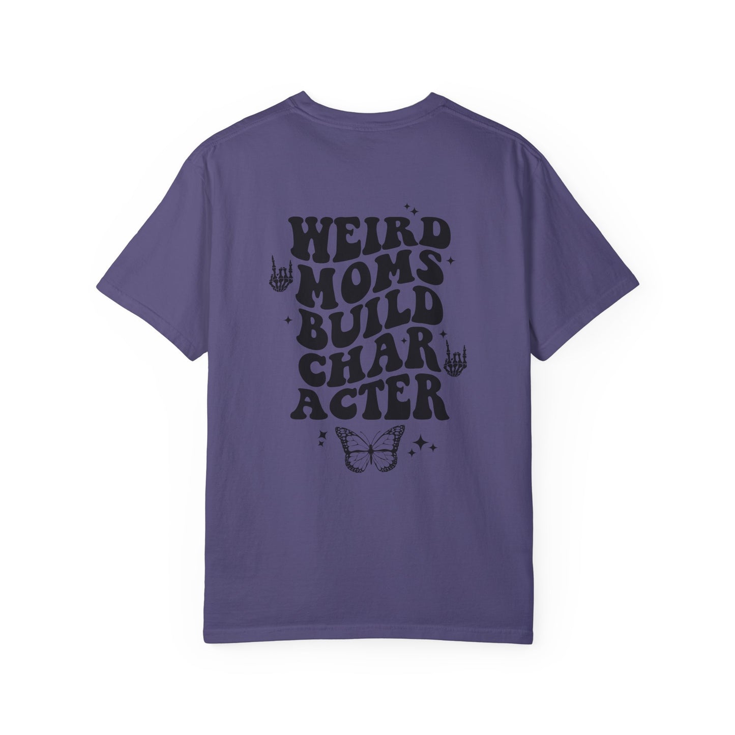 Camiseta unisex teñida en prenda "Weird Moms Build Character"