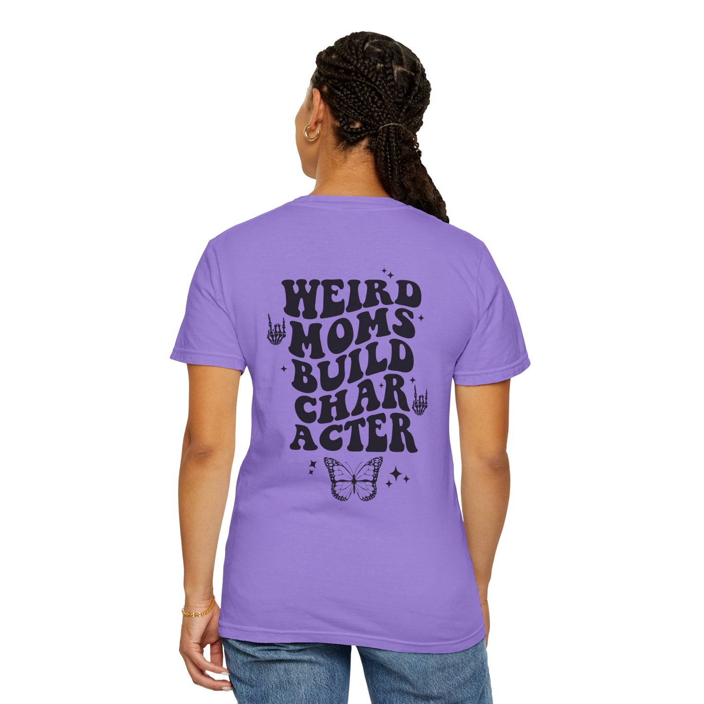 Camiseta unisex teñida en prenda "Weird Moms Build Character"