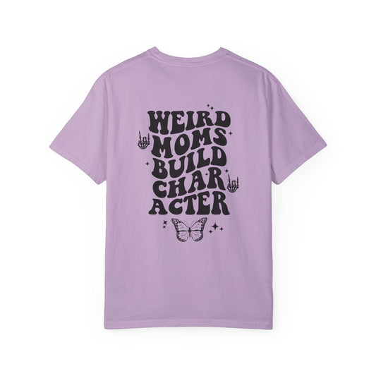 T-shirt unisexe teint en pièce « Weird Moms Build Character »