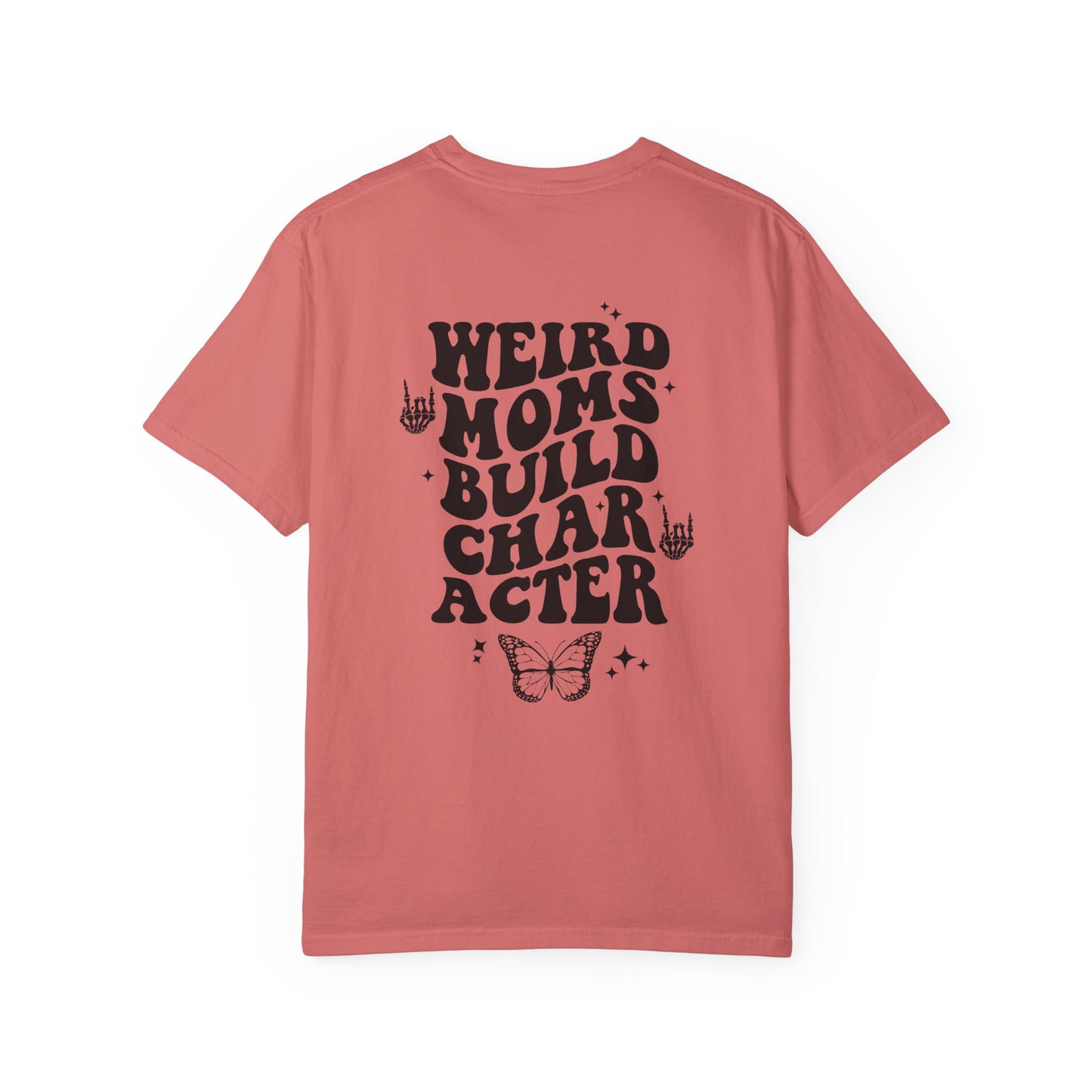 Camiseta unisex teñida en prenda "Weird Moms Build Character"