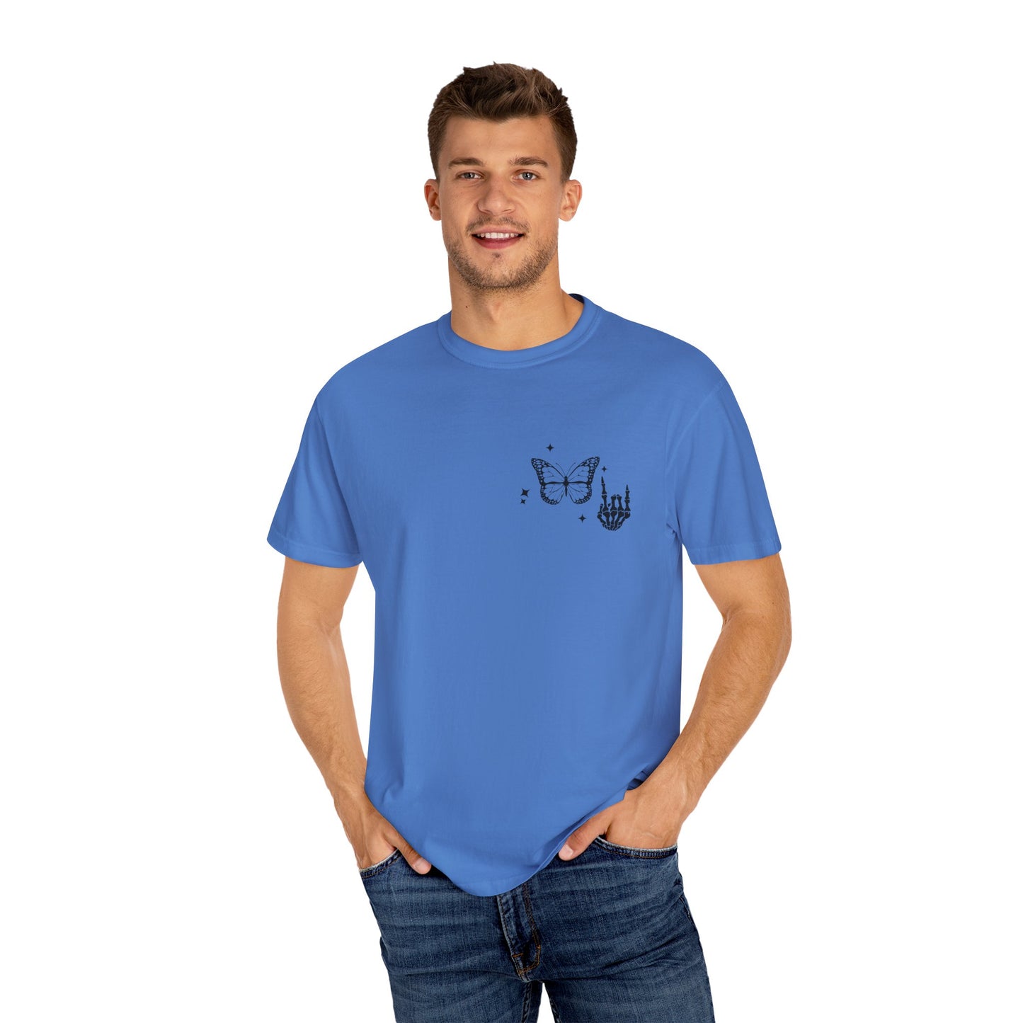 Camiseta unisex teñida en prenda "Weird Moms Build Character"