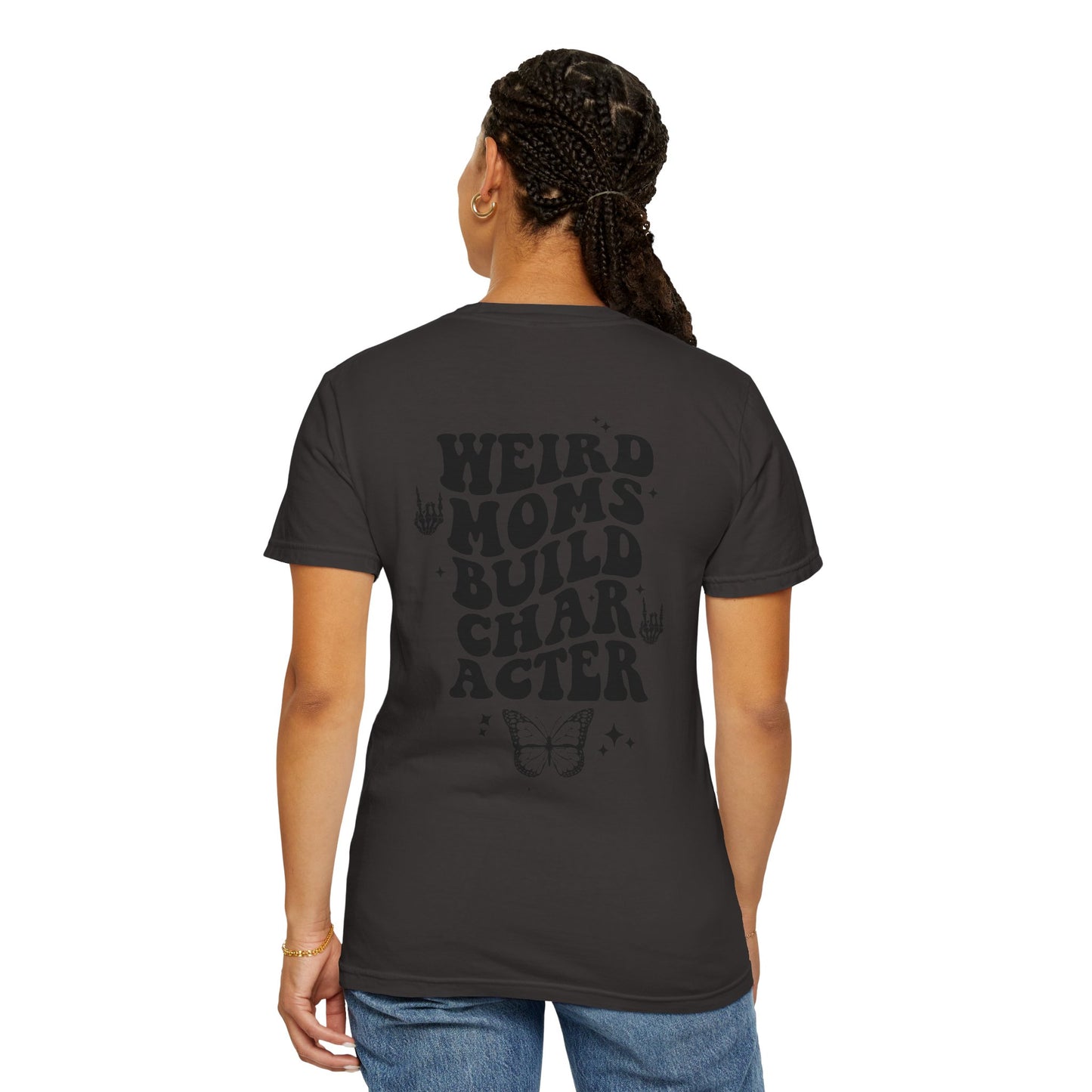 Camiseta unisex teñida en prenda "Weird Moms Build Character"