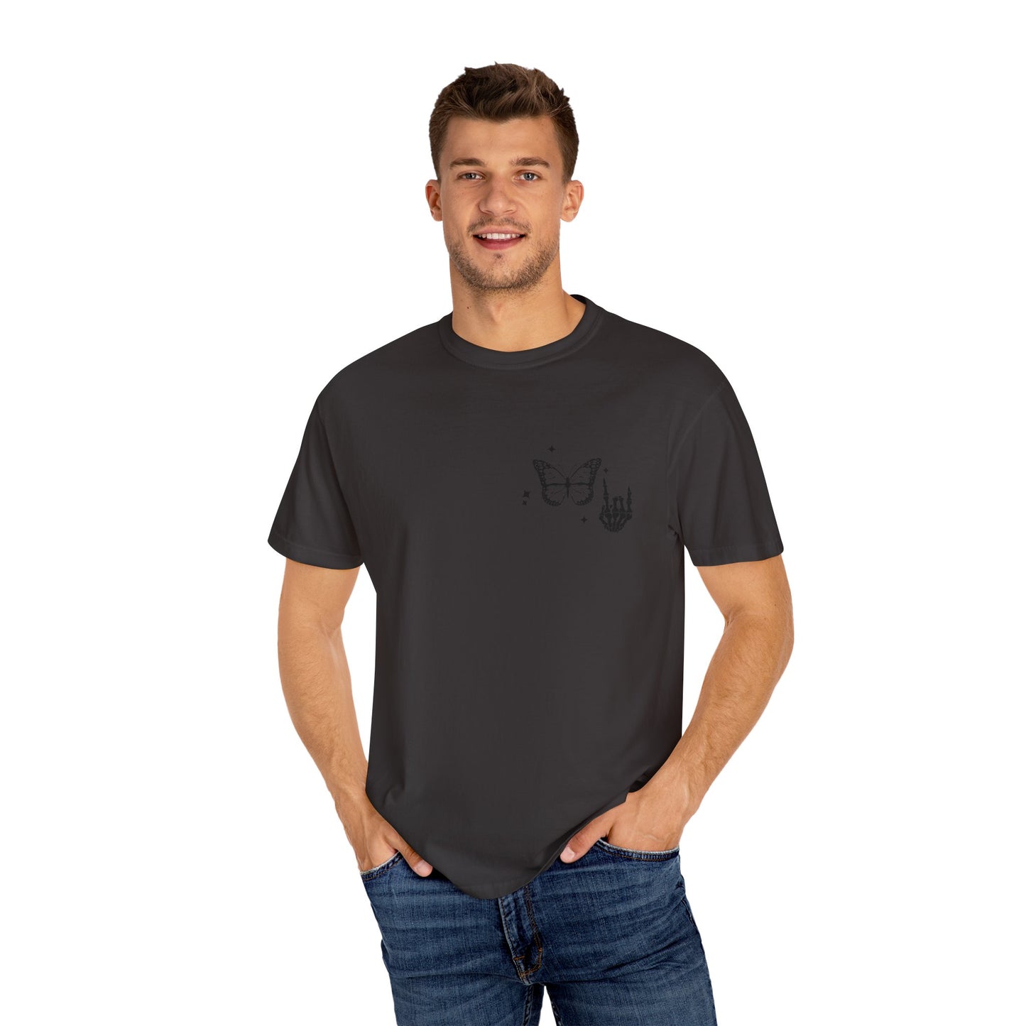 Camiseta unisex teñida en prenda "Weird Moms Build Character"