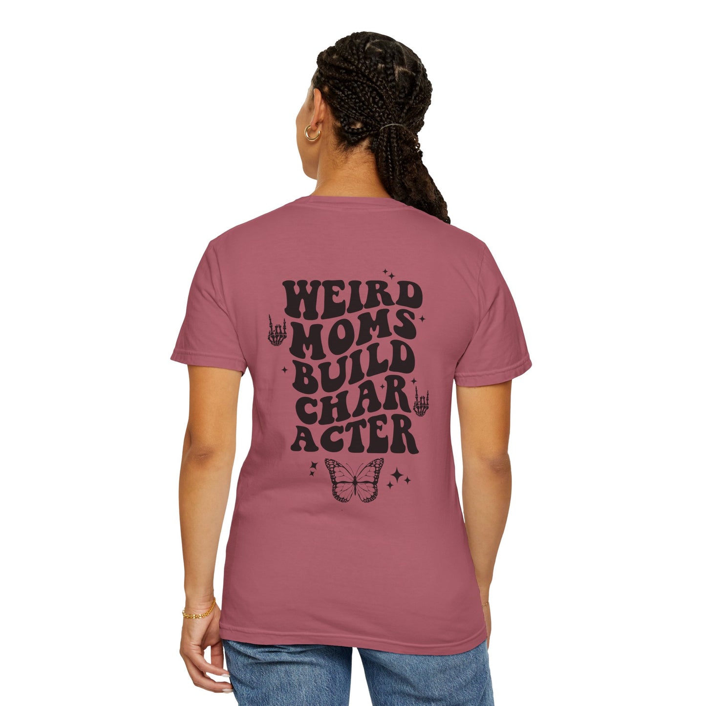 Camiseta unisex teñida en prenda "Weird Moms Build Character"