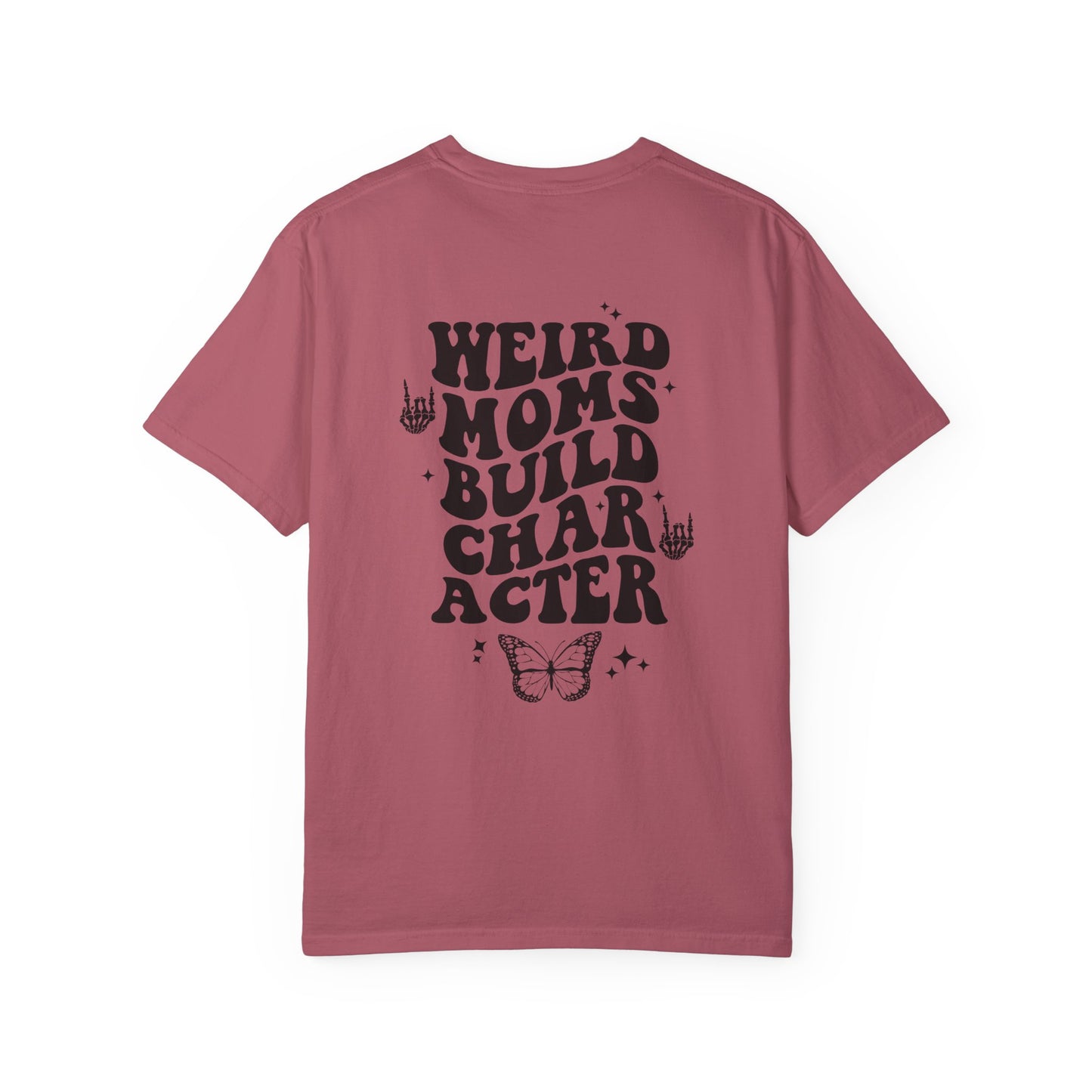 Camiseta unisex teñida en prenda "Weird Moms Build Character"