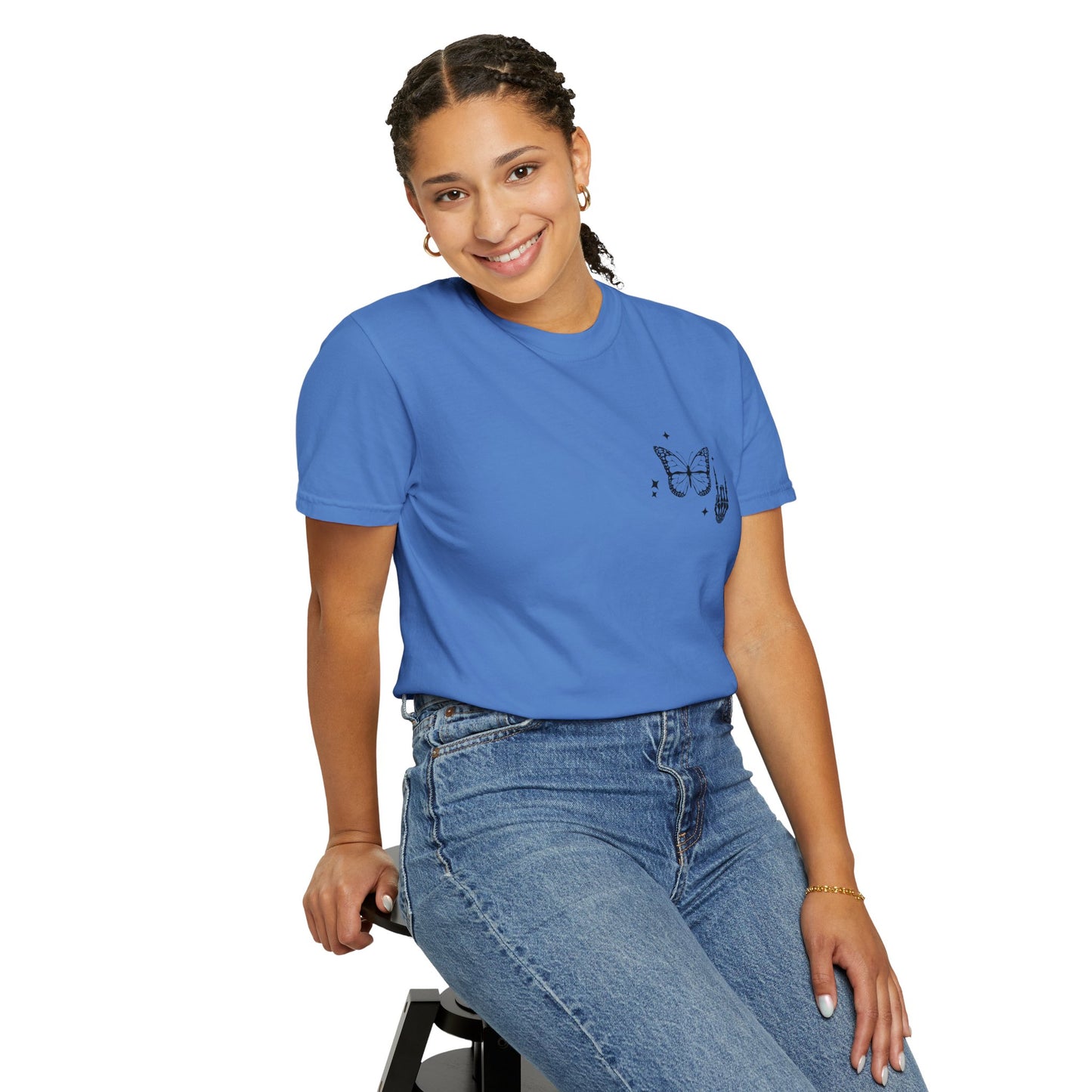 Camiseta unisex teñida en prenda "Weird Moms Build Character"