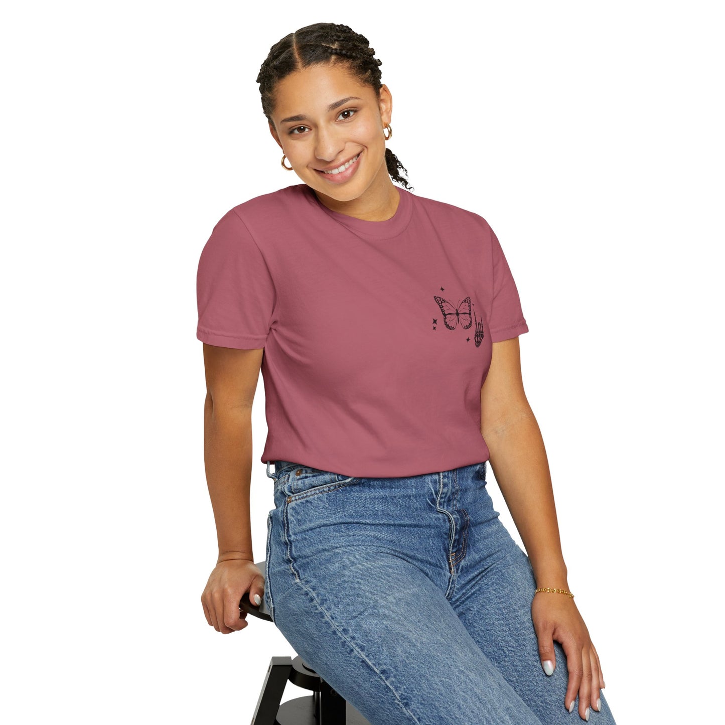 Camiseta unisex teñida en prenda "Weird Moms Build Character"