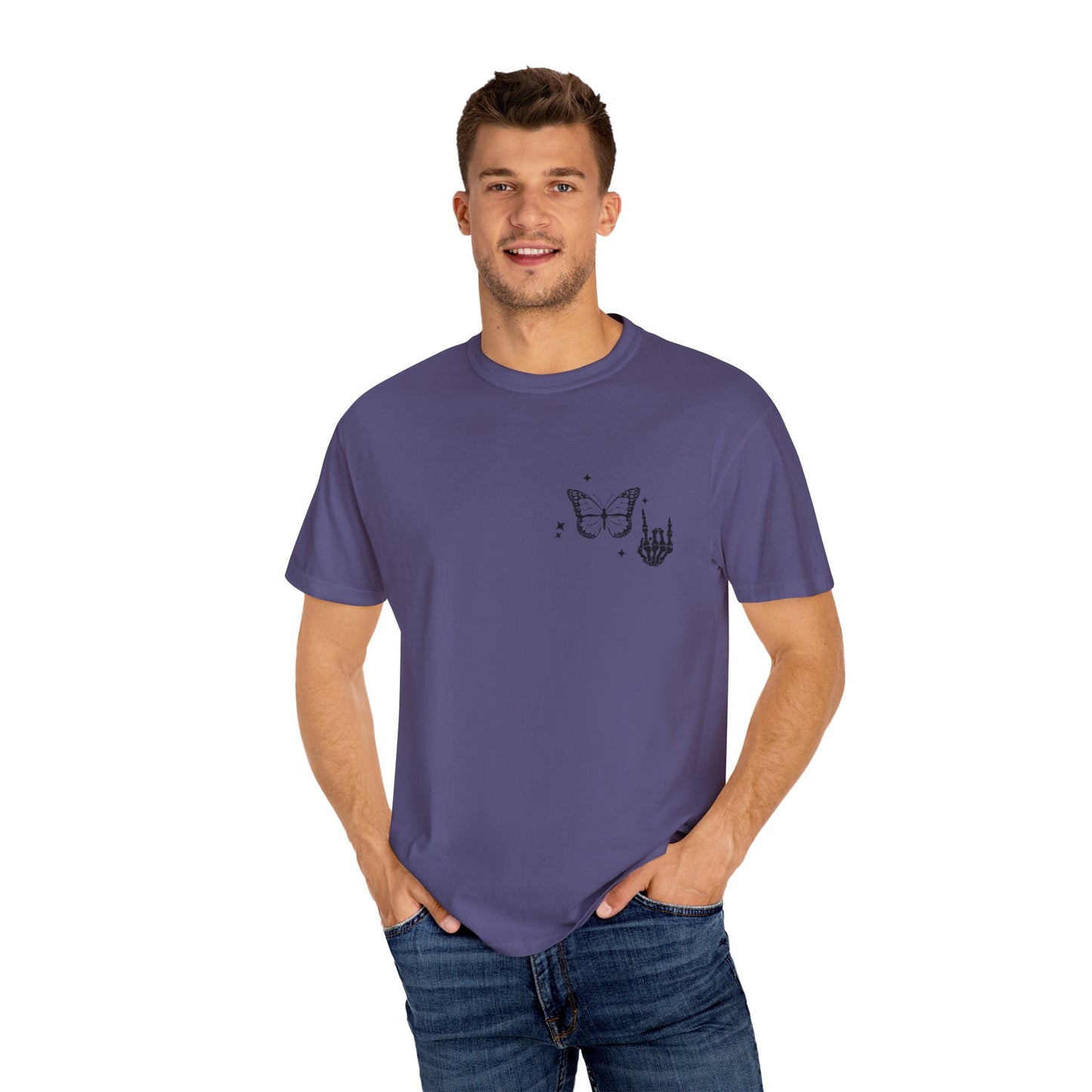 Camiseta unisex teñida en prenda "Weird Moms Build Character"