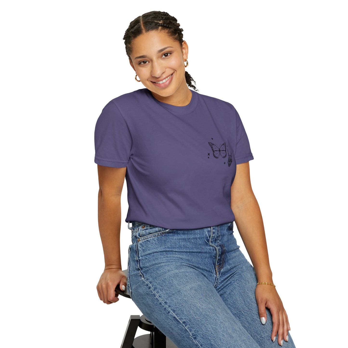 Camiseta unisex teñida en prenda "Weird Moms Build Character"