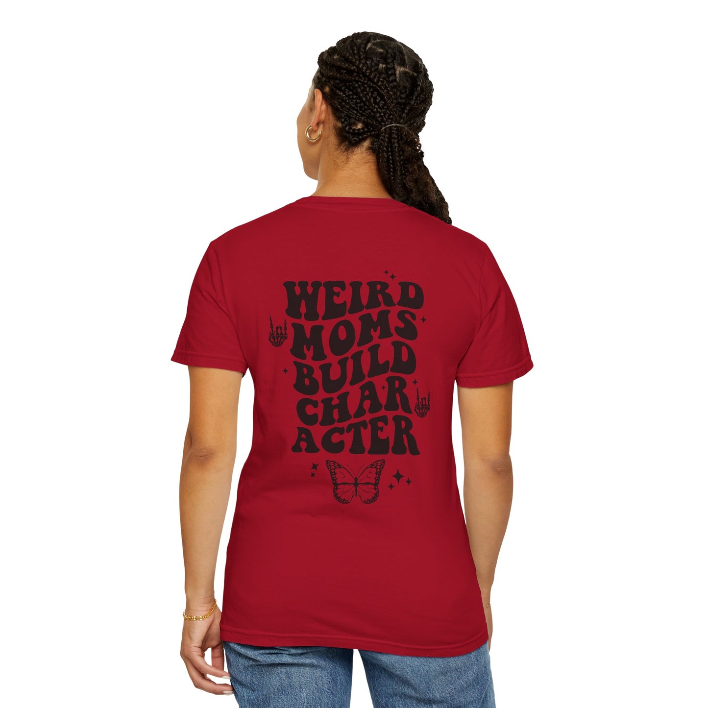 Camiseta unisex teñida en prenda "Weird Moms Build Character"